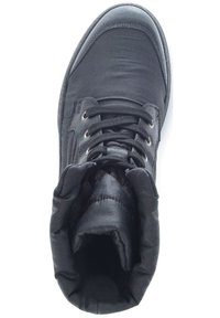 Baskets montantes noires avec un col rembourré, un dessus en synthétique lisse, un bout rond et des œillets en métal pour les lacets. Doublure intérieure souple et texturée.