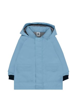 Veste imperméable bleu clair avec capuche, deux poches avant et doublure intérieure rayée. Manches à côtes en bleu foncé.