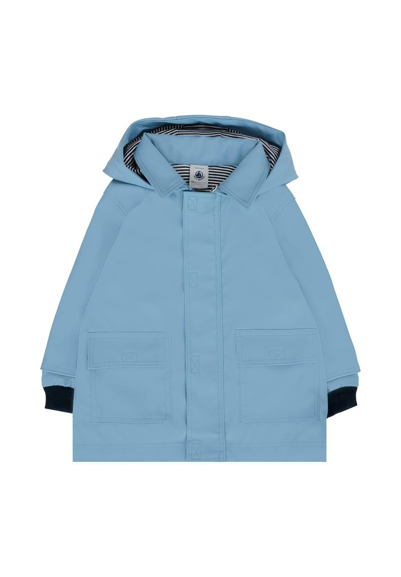 Giacca impermeabile azzurro chiaro con cappuccio, due tasche frontali e foderatura interna a righe. Polsini a coste blu scuro.