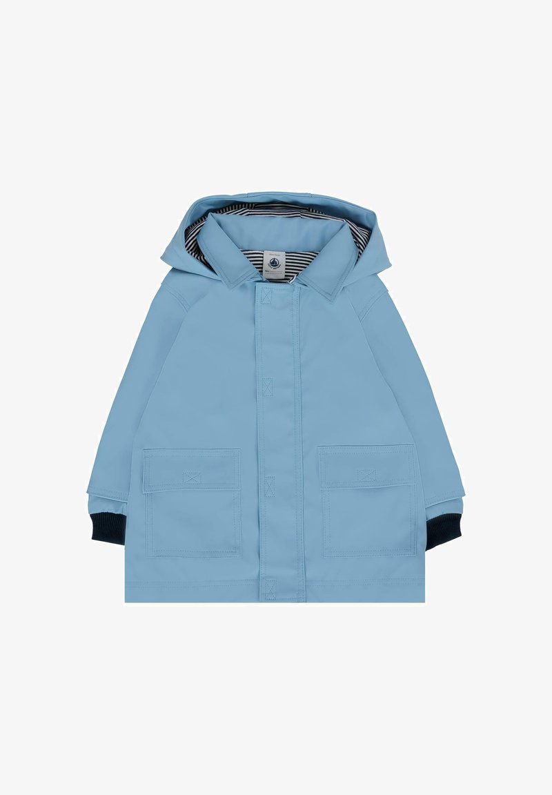 Giacca impermeabile azzurro chiaro con cappuccio, due tasche frontali e foderatura interna a righe. Polsini a coste blu scuro.