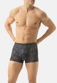 Schwarze Boxer-Shorts mit einem grauen Paisleymuster. Hergestellt aus weichem Stoff, haben sie eine enganliegende Passform und einen bequemen Bund.
