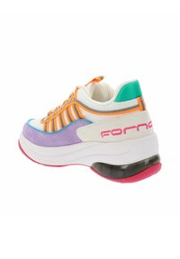 Sneaker multicolore con parte superiore bianca, viola e verde, dotato di suola chunky, dettagli arancioni e logo visibile sul tallone.