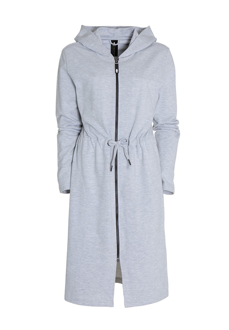 Robe à capuche gris zippée fabriquée en tissu doux. Présente une taille à nouer, des manches longues et une fermeture éclair sur le devant. Design simple et décontracté.