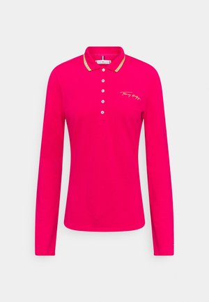 Helles pinkes Langarm-Poloshirt mit goldumrandetem Kragen und weißen Knöpfen, mit kleinem, weiß gesticktem Logo auf der linken Brust.