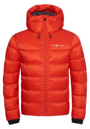 Rote Daunenjacke mit hohem Kragen und verstellbarem Kapuzen. Verfügt über horizontale Steppung, einen durchgehenden Reißverschluss und schwarze Ärmelbündchen. Markenlogo sichtbar.