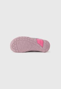 Zool van een kindersneaker in gedempte paarse kleur met roze accenten, gedetailleerd profielpatroon, maat 27 aangegeven nabij de hiel.