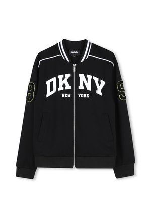 Veste noire zippée avec logo DKNY New York blanc sur l'avant, col rayé et chiffres 8 et 9 brodés en jaune sur les manches.