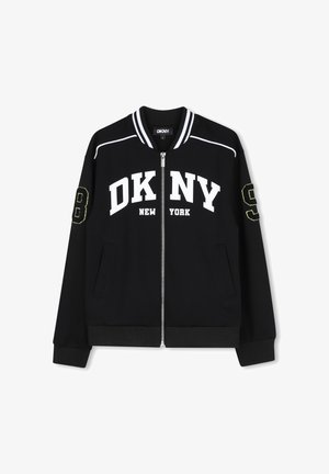 Veste noire zippée avec logo DKNY New York blanc sur l'avant, col rayé et chiffres 8 et 9 brodés en jaune sur les manches.