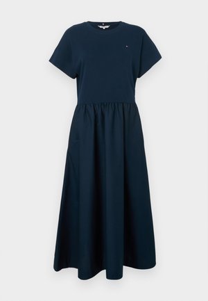 Φόρεμα σε ναυτικό μπλε με κοντά μανίκια, εφαρμοστή κορυφή και φούστα σε σχήμα Α, με ελαστική μέση και μικρό λογότυπο στο στήθος.