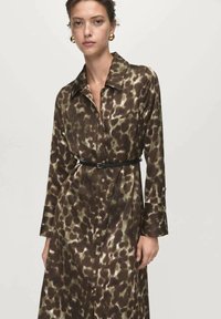 Hnědá a zelená košilová šaty s leopardím vzorem, s límečkem, dlouhými rukávy, zapínáním na knoflíky a černým páskem zvýrazňujícím pas.