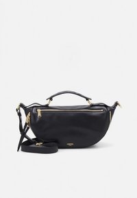 Czarna skórzana torba o zaokrąglonym kształcie, wyposażona w górny uchwyt i regulowany pasek. Złote metalowe dodatki i kieszenie na zamki.