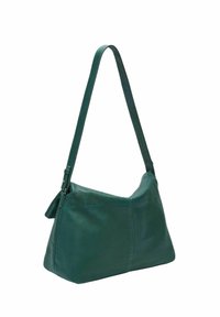 Ciemnozielona skórzana torebka na ramię z regulowanym paskiem i prostym przeszyciem na białym tle.