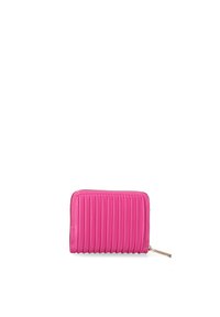 Portafoglio rosa con una texture e un design a righe verticali, chiusura a zip e dettagli in hardware tono oro. Forma rettangolare compatta.