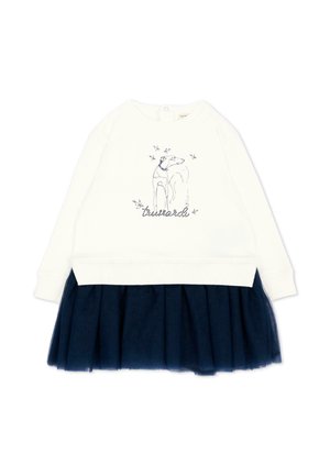 Abito bianco a maniche lunghe con gonna in tulle blu navy e illustrazione di cane con uccelli e testo in corsivo sul petto.
