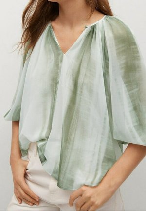 Blusa leggera e trasparente con scollatura a V, caratterizzata da morbide strisce orizzontali verdi e bianche, maniche plissettate e una vestibilità comoda.