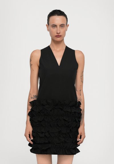 Schwarzes ärmelloses Kleid mit einem V-förmigen Ausschnitt, das am Saum eine geraffte Struktur aufweist, einen leicht taillierten Oberteil und einen glatten Stoff hat.
