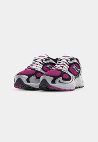 Scarpe sportive con tomaia in rete caratterizzate da design nero, rosa e argento. Suola in gomma con accenti rosa e lacci bianchi. Forma sagomata.