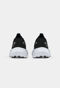 Zwarte sportieve schoenen met een soepele bovenkant van stof en een contrasterende witte zool, ontworpen met een trekband en logo-detail op de achterkant.