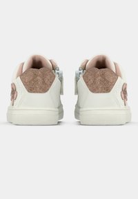 Λευκά αθλητικά παπούτσια με ροζ και υφασμένο εξάγωνο διακοσμητικό στο τακούνι, με σχέδιο λουλουδιών και λείο καουτσουκένιο πέλμα.