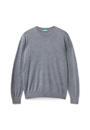 Šedý svetr vyrobený z měkkého materiálu, s klasickým kulatým výstřihem, dlouhými rukávy a žebrovanými manžetami a lemem. Rovnoměrná textura bez vzorů.