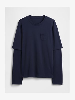 Tumedast kaugemärkidega t-särk pikka varrukaga, ümmarguse kaelusega, rinnatasku ja pehme, siledat tekstuuri. Lihtne disain ilma mustriteta.