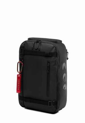 Zaino nero realizzato in materiale resistente; forma rettangolare con cerniera laterale, fascia anteriore e attacco a moschettone; presenta un'etichetta rossa.