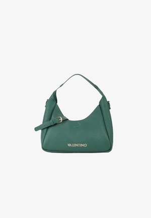 Borsa a mano in pelle verde con silhouette curva, tracolla corta, logo dorato sul davanti e texture sottile. Presenta un dettaglio con fibbia.