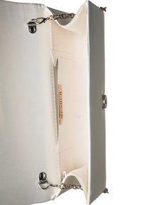 Sac à main gris clair avec un extérieur lisse, une chaîne en bandoulière et un intérieur beige. Comprend une poche et une étiquette de marque à l'intérieur.