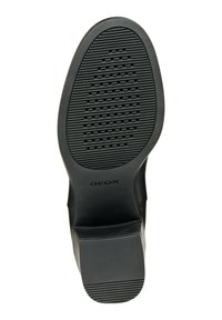 Suela de zapato de goma negra con un patrón de agarre texturizado, que presenta ranuras horizontales y pequeños orificios de ventilación; marcada con "GEOX."