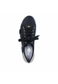 Schwarze Ledersneaker mit goldenen Ösen, schwarzen Schnürsenkeln und einer weißen Sohle. Verfügt über einen metallischen Akzent und eine strukturierte Innensohle mit Logo.