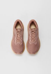 Mauve sport schoenen met een ademende mesh bovenkant, vetersluiting en een gestructureerde rubberen zool. Voorzien van een logo en subtiele gestreepte accenten.