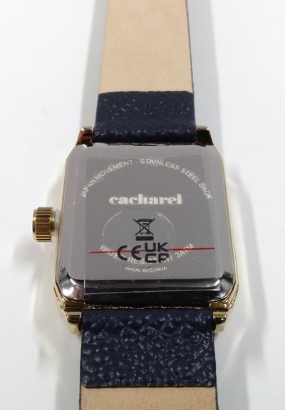 Rechthoekige achterkant van horloge in goudkleur met zwarte leren band, gegraveerd met "cacharel", waterbestendig, roestvrij staal, Japanse beweging, gemaakt in China.
