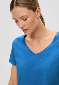 s.Oliver MIT V-AUSSCHNITT - T-Shirt basic - royalblau