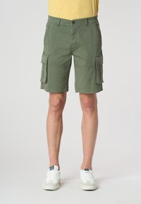 Pantaloni cargo verdi con molteplici tasche laterali, realizzati in tessuto resistente, presentano una vestibilità dritta e una chiusura con bottone in vita.