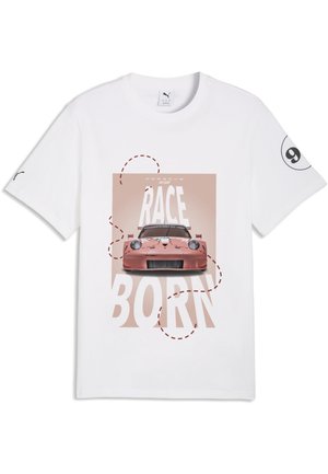Camiseta blanca con un gráfico de un coche de carreras Porsche rosa, texto "RACE BORN", logo de Puma en la manga izquierda y número 9 en la manga derecha.