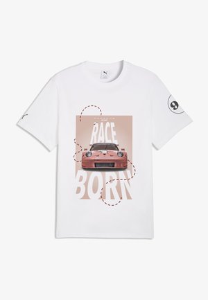 Maglietta bianca con grafica di un'auto da corsa Porsche rosa, scritta "RACE BORN", logo Puma sulla manica sinistra e numero 9 sulla manica destra.