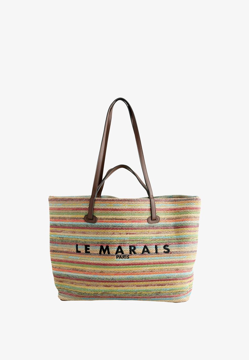 Vævet shopper-taske med flerfarvede striber, brun læderhåndtag og sort tekst "LE MARAIS PARIS" på forsiden.