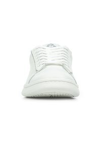 Sneaker en cuir blanc avec une finition lisse, bout arrondi et semelle en caoutchouc plate. Présente un design à lacets et un logo embossé sur la languette.