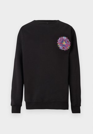 Svart hettegenser med et rundt, flerfarget blomsterdesign på brystet. Har ribbede mansjetter og rund hals. Myk stofftekstur.