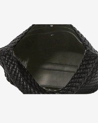 Geantă din piele țesută neagră, cu o deschidere hexagonală și un interior neted. Prezintă un exterior texturat și accente elegante de hardware.