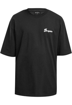 Sort bomulds T-shirt med korte ærmer og rund hals. Har lille hvid "Dropsize" logo på venstre brystområde. Enkel, udekoreret design.