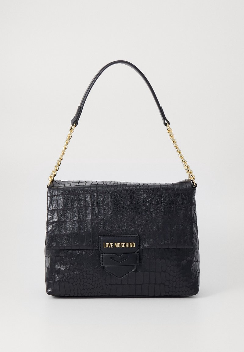 Sac à main noir à texture crocodile avec chaîne en or et poignée en cuir, fermeture à rabat avant et plaque avec le logo "Love Moschino".