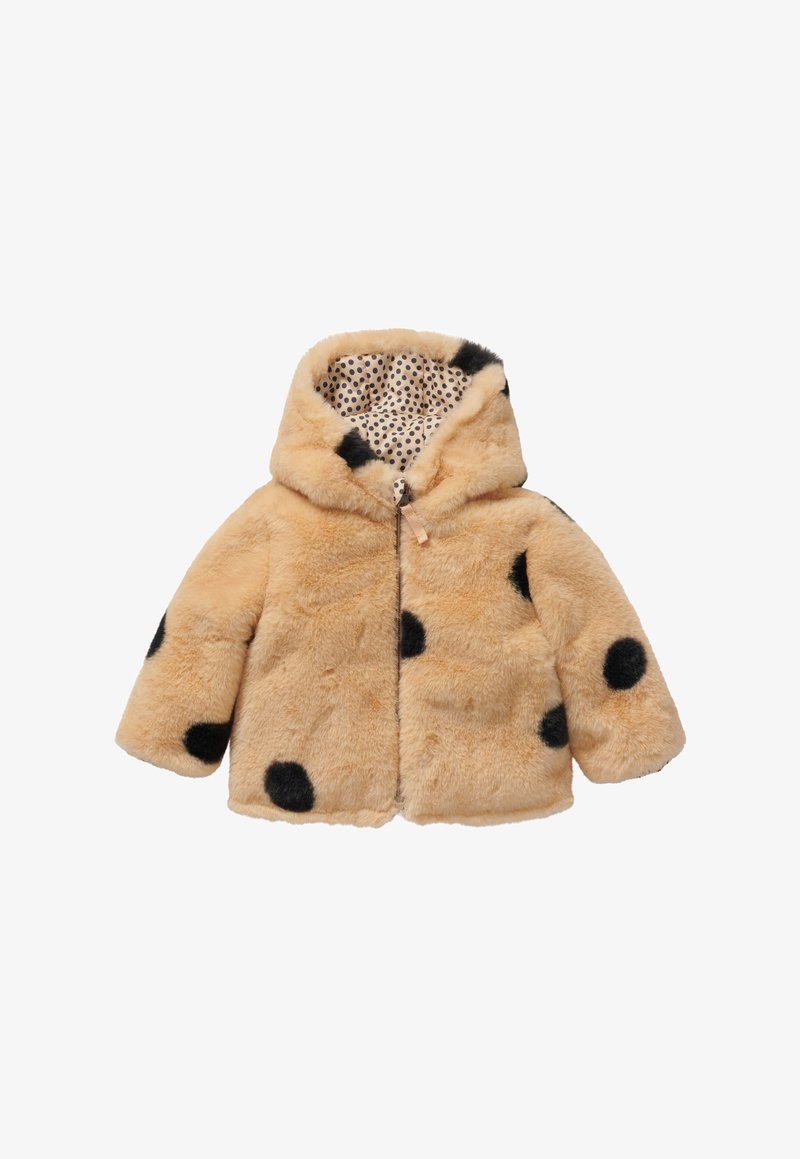 Nepbont jas in tan met zwarte stippen, voorzien van een capuchon en een gestippelde voering. Zachte textuur met een ritssluiting aan de voorkant.