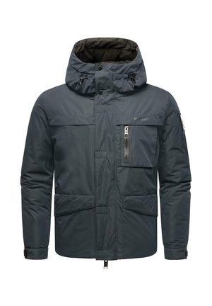 Tumši zili pufī jakas ar noņemamu kapuci, vairākiem priekšējiem kabatām, rāvējslēdzēju detaļām un regulējamām piedurknēm. Gluda, ūdensizturīga auduma.