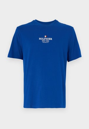 Blaues Baumwoll-T-Shirt mit rundem Ausschnitt, kurzen Ärmeln und weißem Aufdruck "HILFIGER NEW YORK" auf der Brust, mit einem kleinen Akzent in Rot und Blau.