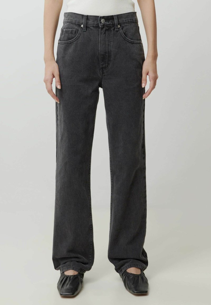 Schwarze Jeans aus Denim mit hoher Taille, weitem Bein und Fünf-Taschen-Design. Verfügt über einen vorderen Knopfverschluss und dezente Nähte.