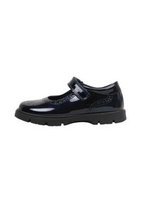 Zapato Mary Jane negro brillante con detalles de brogue, correa ajustable y suela gruesa con dibujo, aislado sobre fondo blanco.