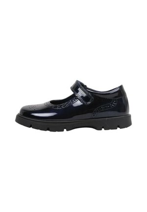 Zapato Mary Jane negro brillante con detalles de brogue, correa ajustable y suela gruesa con dibujo, aislado sobre fondo blanco.