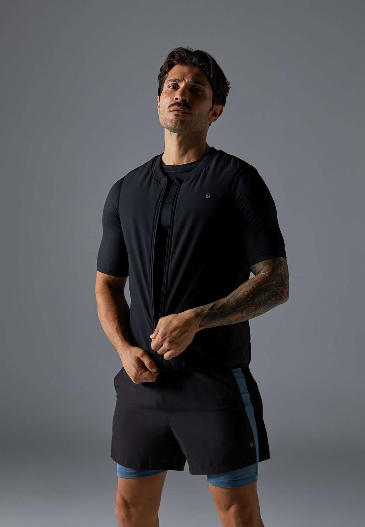 SLEEVELESS ZIP UP TRAINING GILET WITH POCKETS