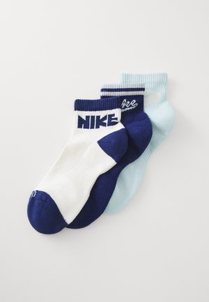 Drei Paar Knöchelsocken in einer Farbkombination: Weiß mit marineblauem Logo, marineblau und hellblau. Mit gerippten Bündchen und weichem Stoffgefühl.